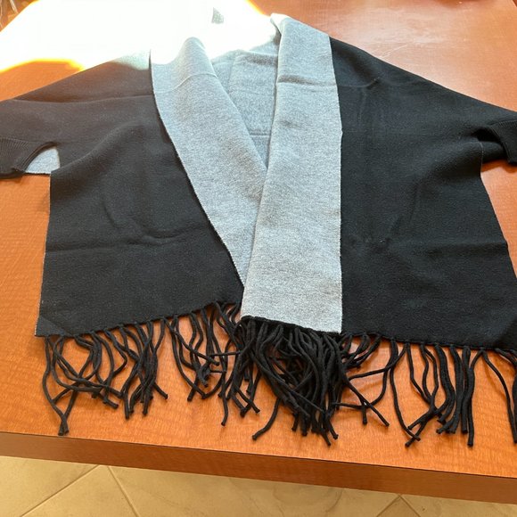 WOMEN'S PONCHO BATWING SLEEVE PONCHO SHAWL FRINGED CAPE BLACK AND GRAY - MINT!!! - Picture 3 of 14